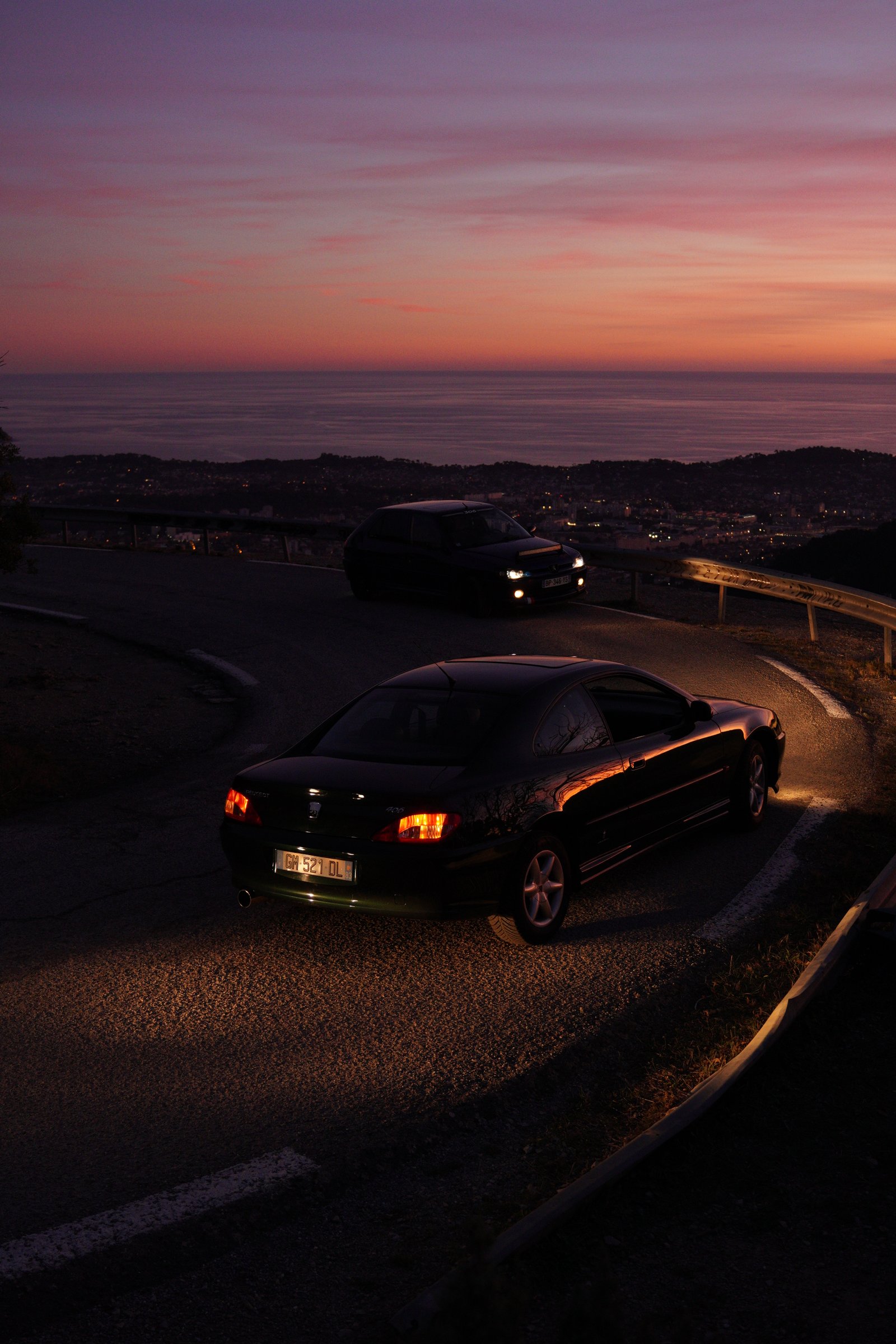 Peugeot 406 Coupé sur route au coucher du soleil